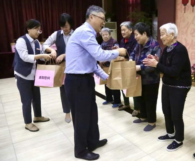 构建老年人养老服务体系，打造全方位的养老服务新模式